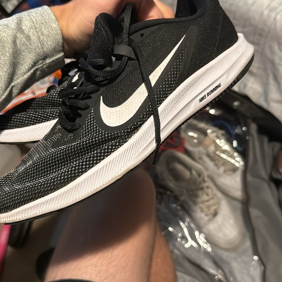 men’s nike running shoes barely used, does not come with box. - Picture 2 of 3